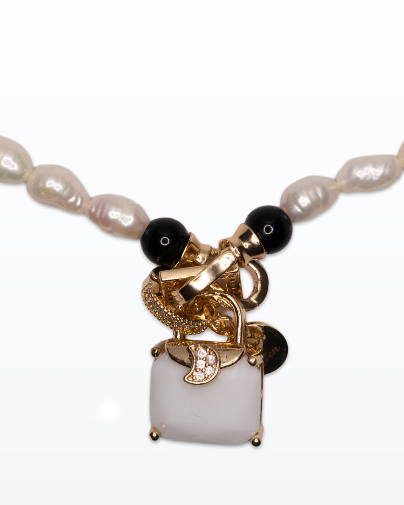 BiancoLatte – Collana con perle naturali e mini borsa